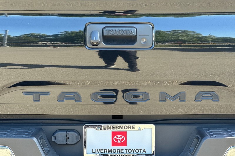 Toyota Tacoma 2WD Vehicle Full-screen Gallery Image 44