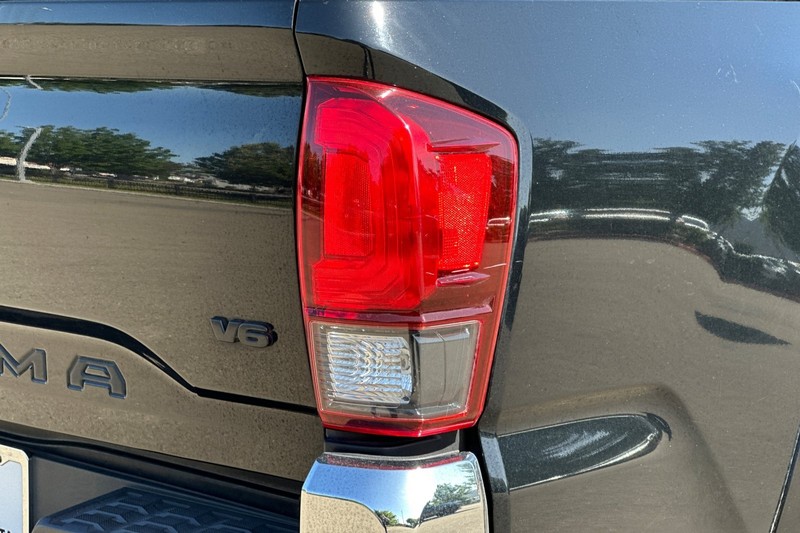 Toyota Tacoma 2WD Vehicle Full-screen Gallery Image 45