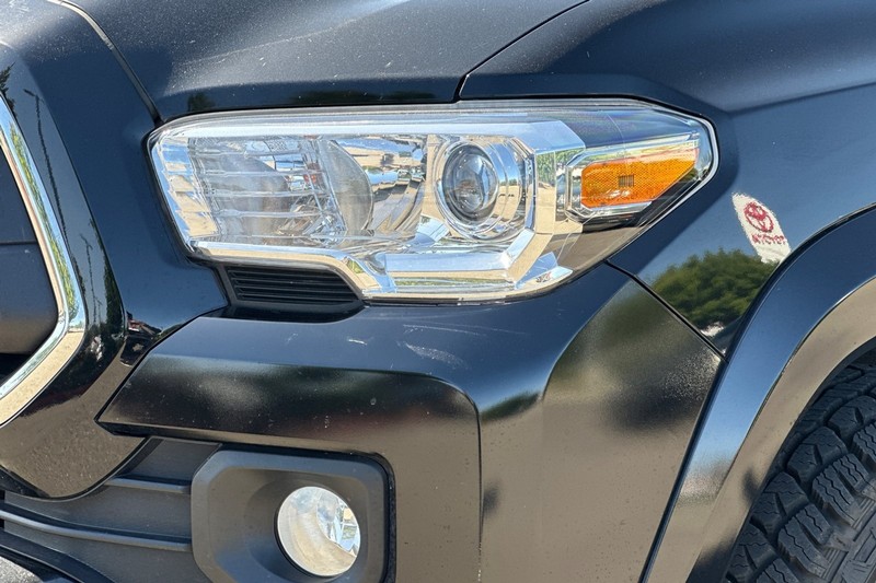 Toyota Tacoma 2WD Vehicle Full-screen Gallery Image 47