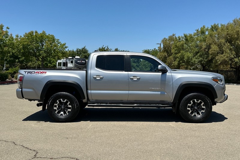 Toyota Tacoma 4WD Vehicle Full-screen Gallery Image 03