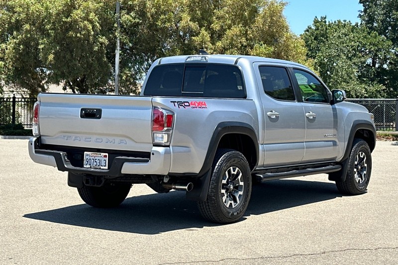 Toyota Tacoma 4WD Vehicle Full-screen Gallery Image 04
