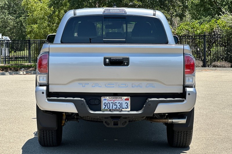 Toyota Tacoma 4WD Vehicle Full-screen Gallery Image 05