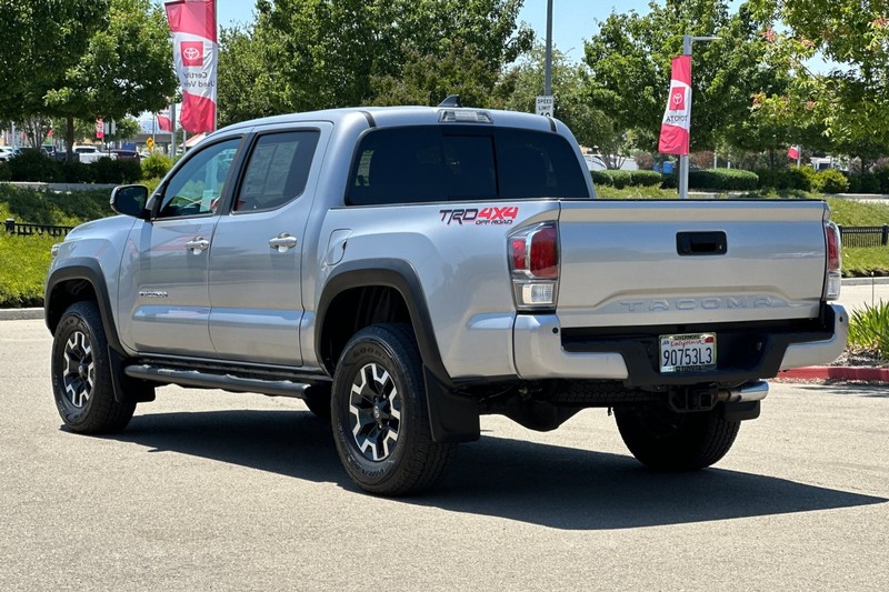 Toyota Tacoma 4WD Vehicle Full-screen Gallery Image 06