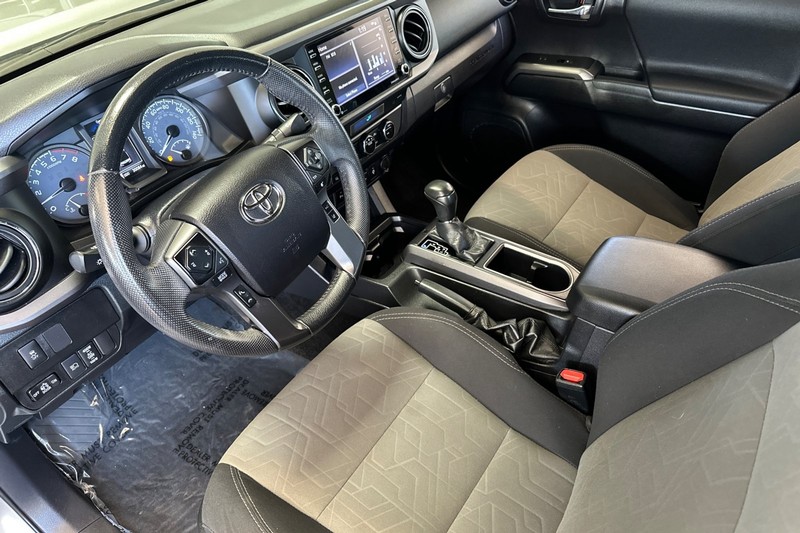 Toyota Tacoma 4WD Vehicle Full-screen Gallery Image 11