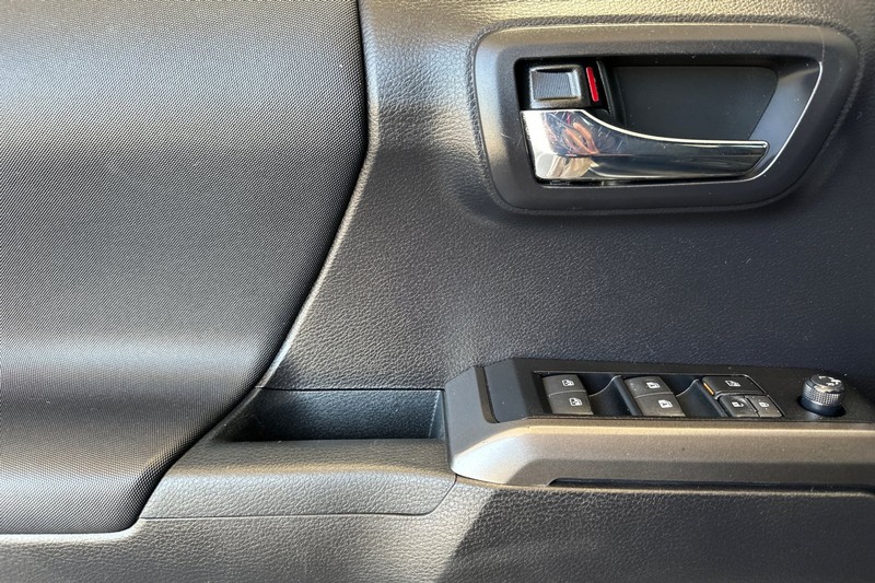 Toyota Tacoma 4WD Vehicle Full-screen Gallery Image 12