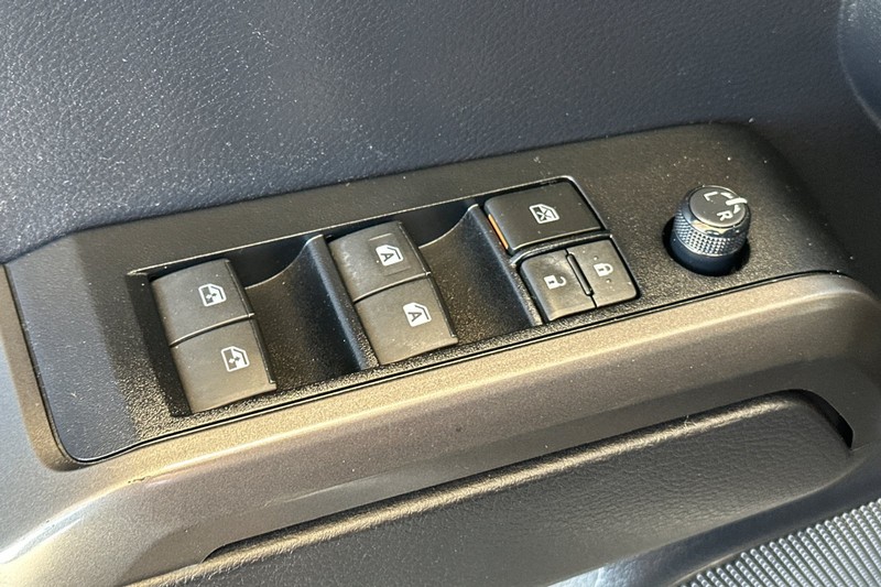 Toyota Tacoma 4WD Vehicle Full-screen Gallery Image 13