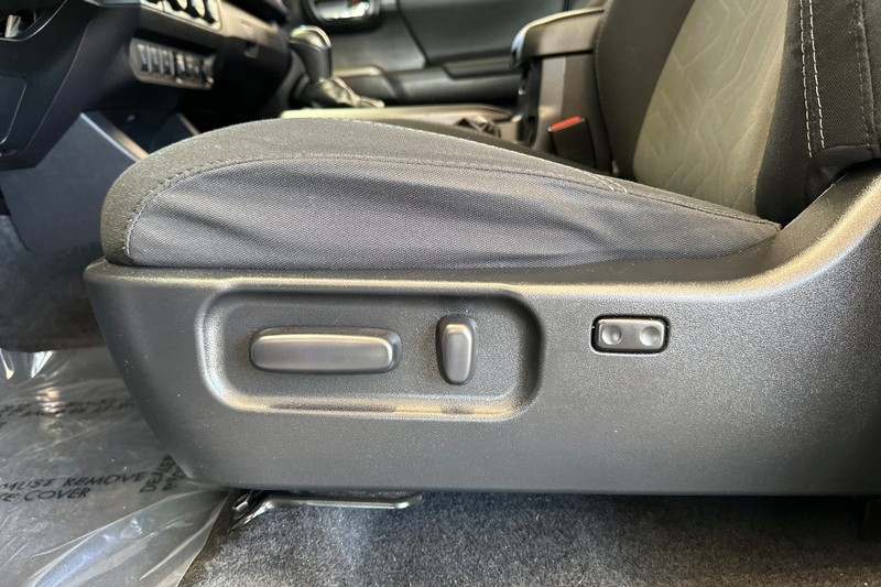 Toyota Tacoma 4WD Vehicle Full-screen Gallery Image 14