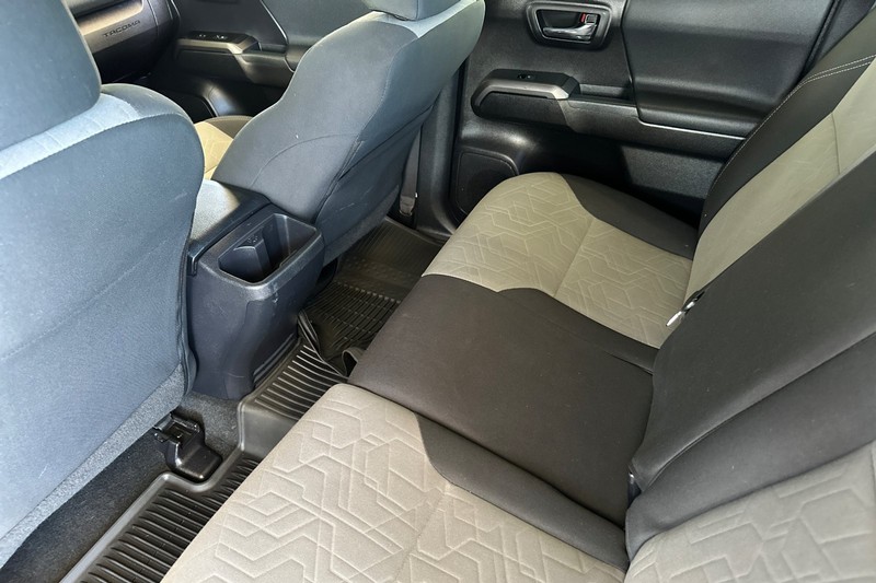 Toyota Tacoma 4WD Vehicle Full-screen Gallery Image 15