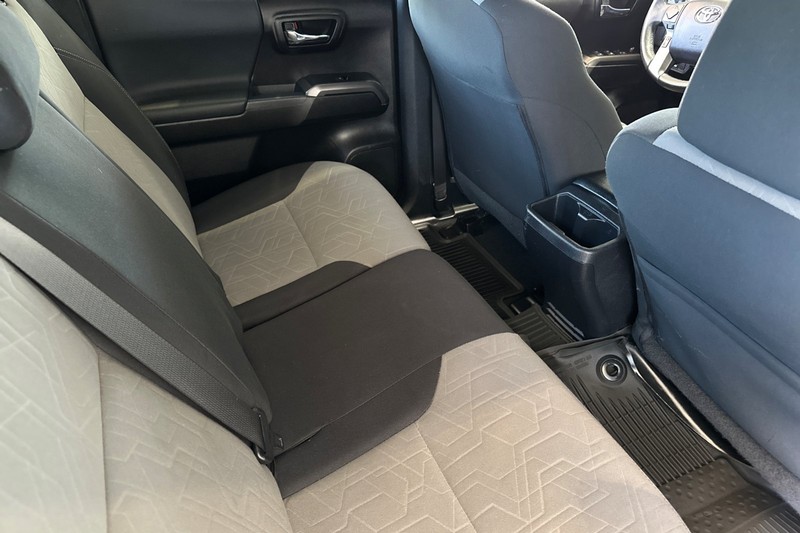 Toyota Tacoma 4WD Vehicle Full-screen Gallery Image 18