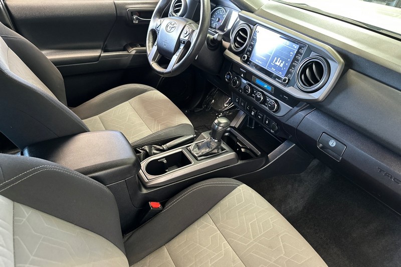 Toyota Tacoma 4WD Vehicle Full-screen Gallery Image 19
