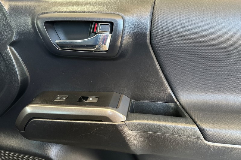 Toyota Tacoma 4WD Vehicle Full-screen Gallery Image 21