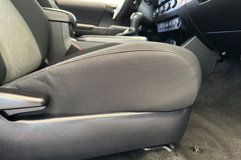 Toyota Tacoma 4WD Vehicle Full-screen Gallery Image 23