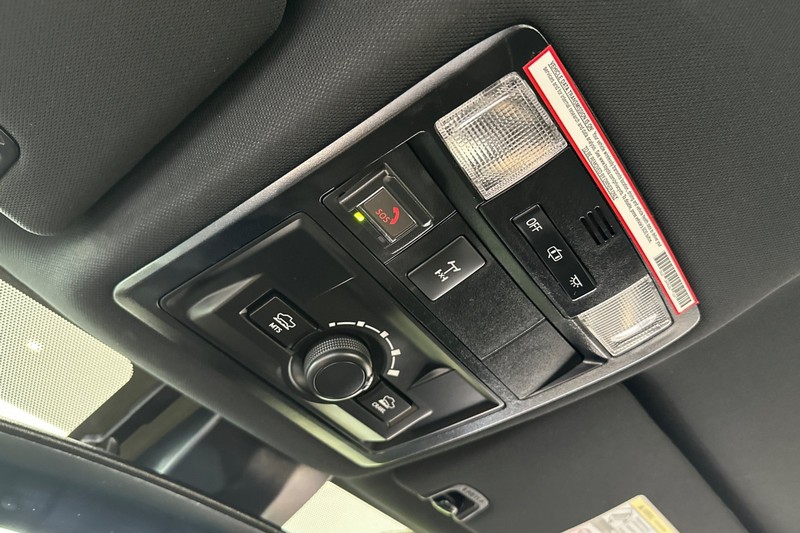 Toyota Tacoma 4WD Vehicle Full-screen Gallery Image 24