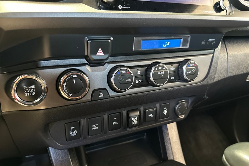 Toyota Tacoma 4WD Vehicle Full-screen Gallery Image 28