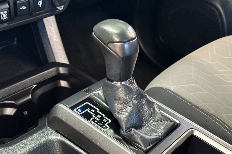 Toyota Tacoma 4WD Vehicle Full-screen Gallery Image 31