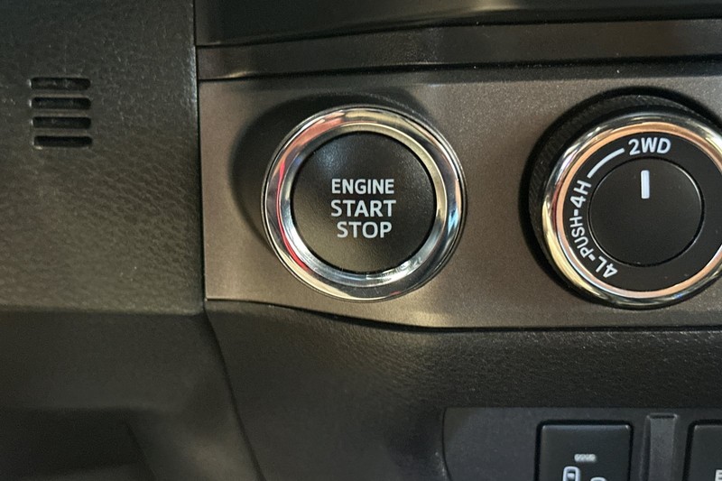 Toyota Tacoma 4WD Vehicle Full-screen Gallery Image 32