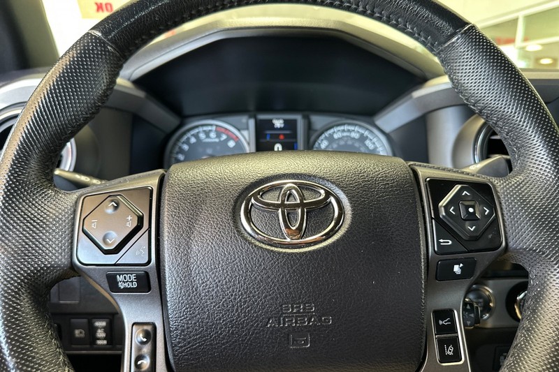 Toyota Tacoma 4WD Vehicle Full-screen Gallery Image 33