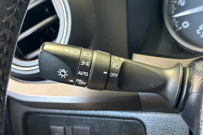 Toyota Tacoma 4WD Vehicle Full-screen Gallery Image 35