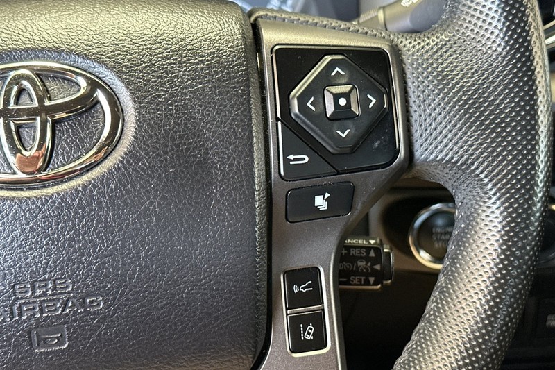 Toyota Tacoma 4WD Vehicle Full-screen Gallery Image 36