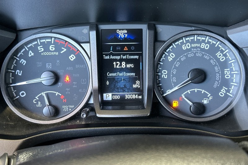 Toyota Tacoma 4WD Vehicle Full-screen Gallery Image 38