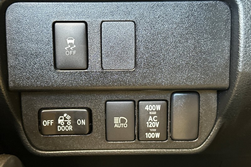 Toyota Tacoma 4WD Vehicle Full-screen Gallery Image 40