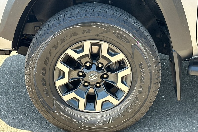 Toyota Tacoma 4WD Vehicle Full-screen Gallery Image 42