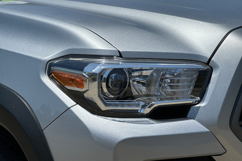 Toyota Tacoma 4WD Vehicle Full-screen Gallery Image 43