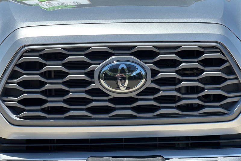 Toyota Tacoma 4WD Vehicle Full-screen Gallery Image 44