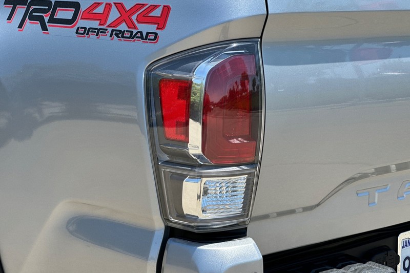 Toyota Tacoma 4WD Vehicle Full-screen Gallery Image 45