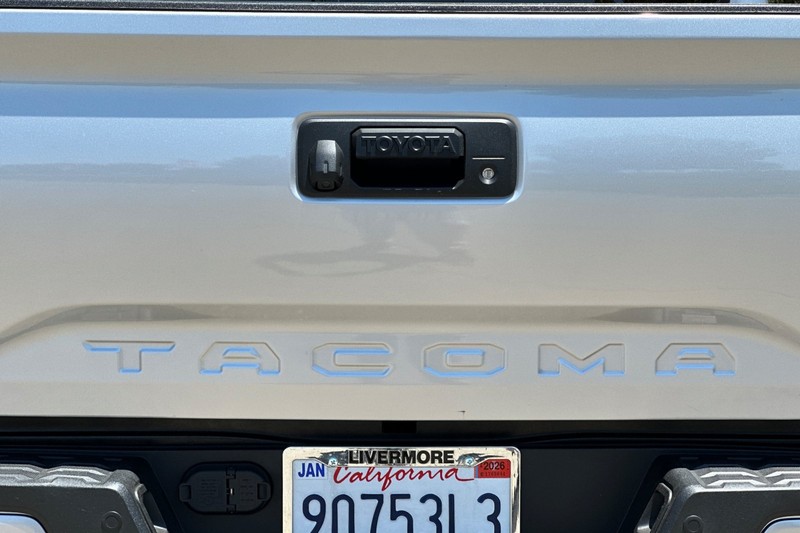 Toyota Tacoma 4WD Vehicle Full-screen Gallery Image 46