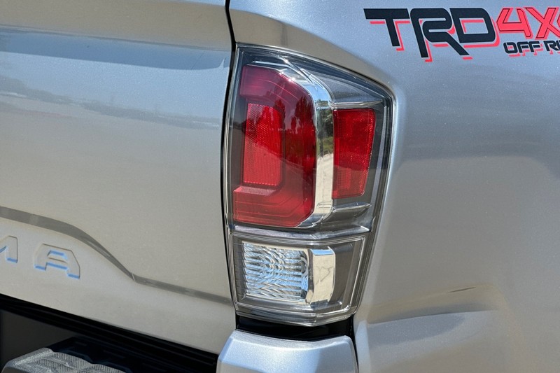 Toyota Tacoma 4WD Vehicle Full-screen Gallery Image 47