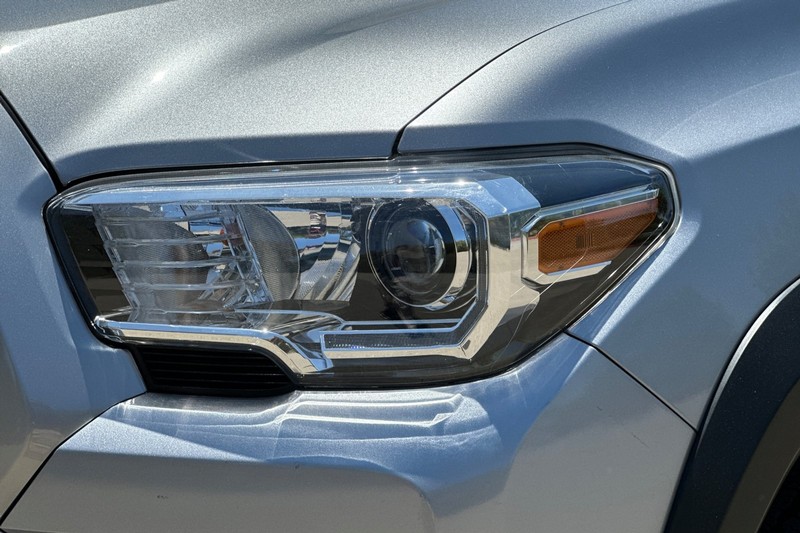 Toyota Tacoma 4WD Vehicle Full-screen Gallery Image 48