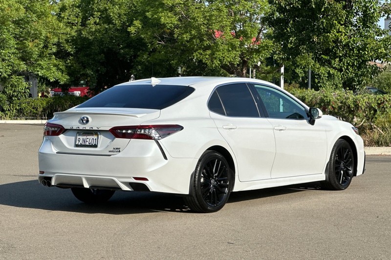 Toyota Camry Vehicle Full-screen Gallery Image 04