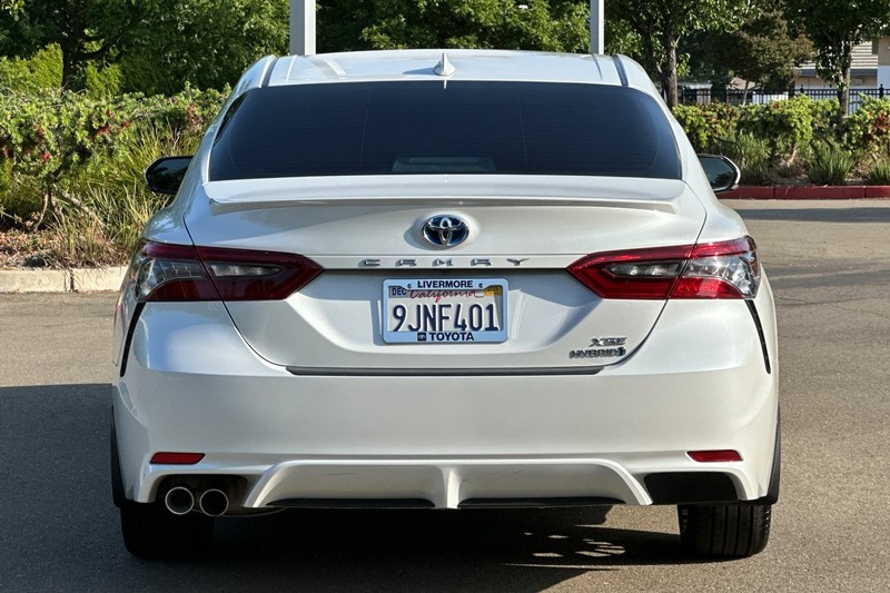 Toyota Camry Vehicle Full-screen Gallery Image 05
