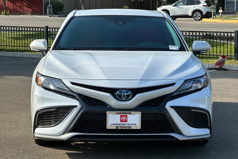 Toyota Camry Vehicle Full-screen Gallery Image 10