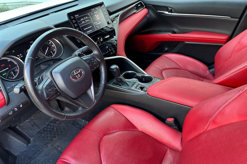 Toyota Camry Vehicle Full-screen Gallery Image 11