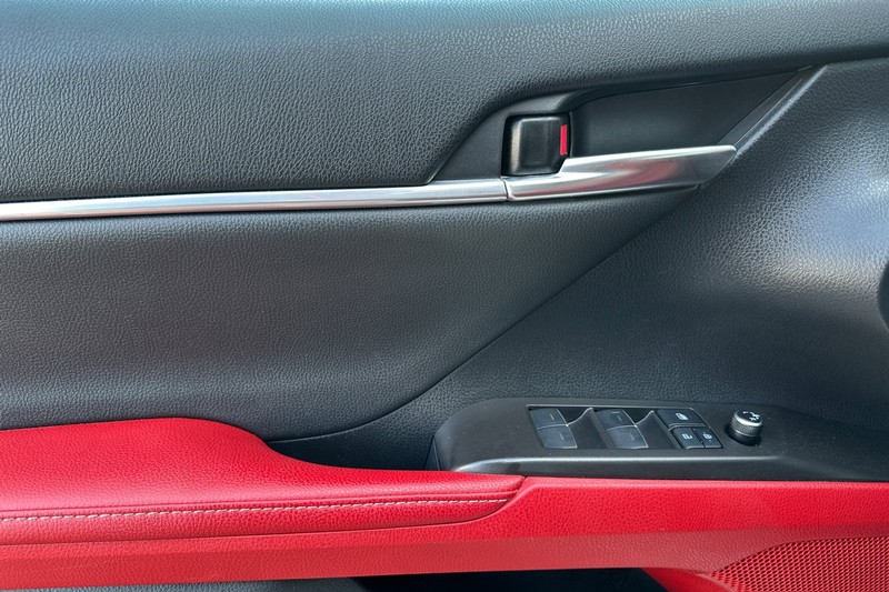 Toyota Camry Vehicle Full-screen Gallery Image 12