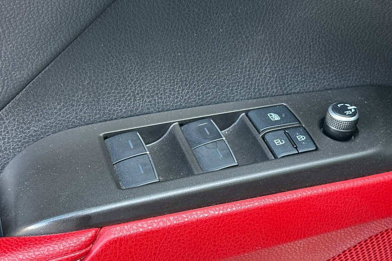 Toyota Camry Vehicle Full-screen Gallery Image 13