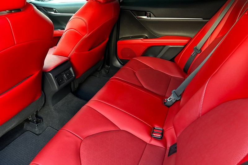 Toyota Camry Vehicle Full-screen Gallery Image 15