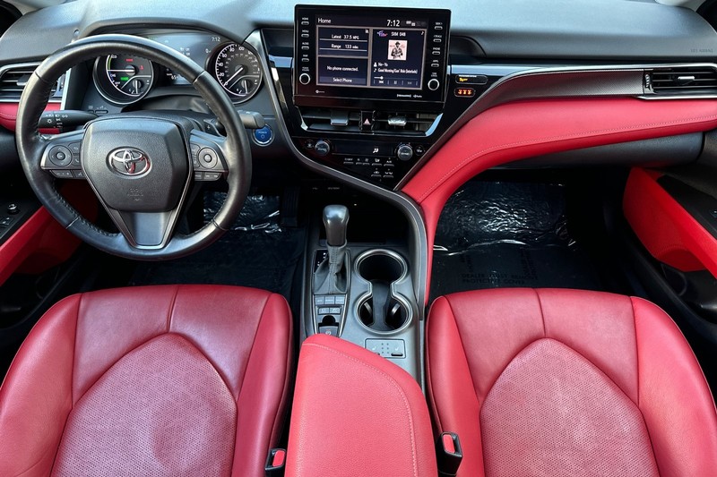 Toyota Camry Vehicle Full-screen Gallery Image 16