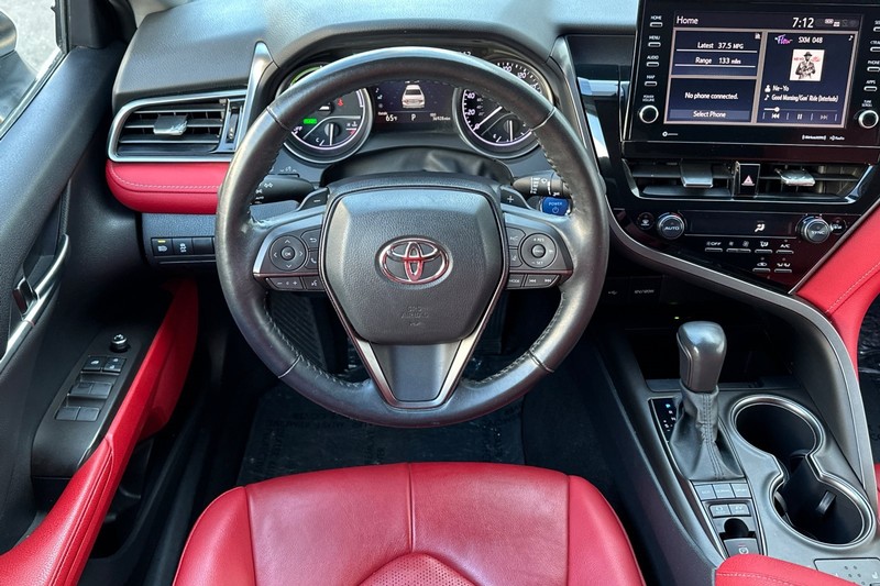 Toyota Camry Vehicle Full-screen Gallery Image 17