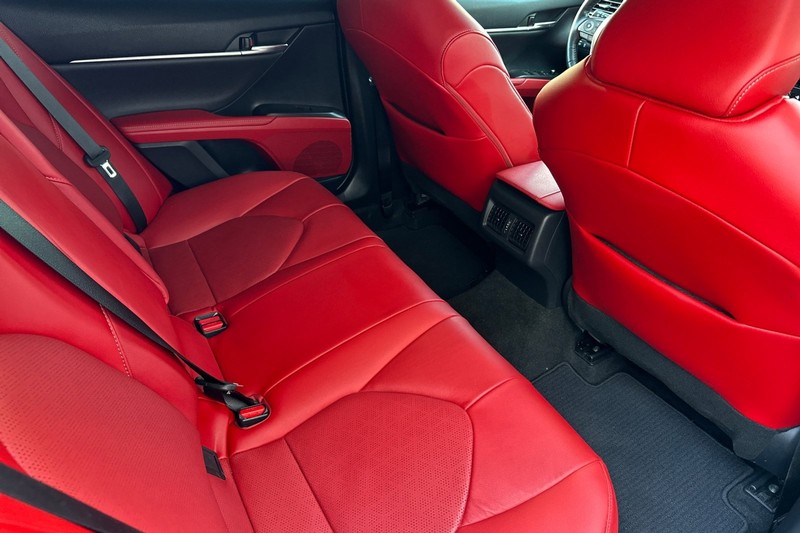 Toyota Camry Vehicle Full-screen Gallery Image 18
