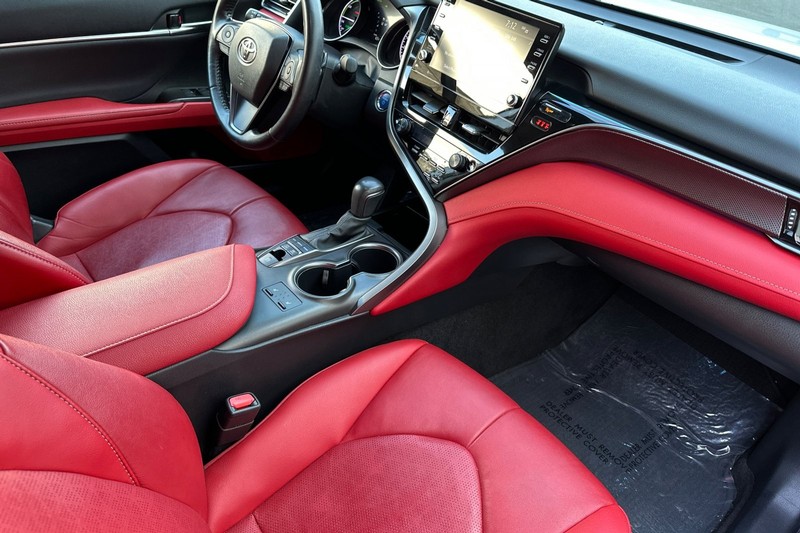 Toyota Camry Vehicle Full-screen Gallery Image 19
