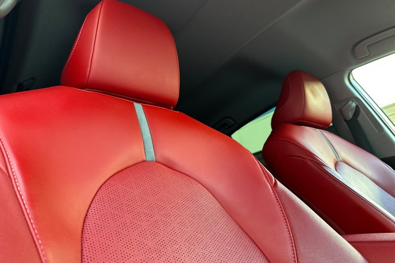 Toyota Camry Vehicle Full-screen Gallery Image 20