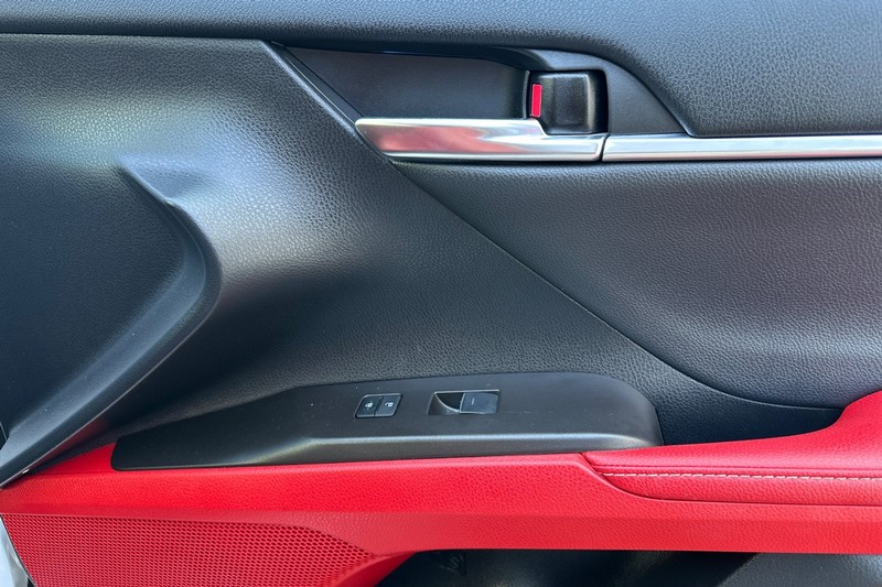 Toyota Camry Vehicle Full-screen Gallery Image 21