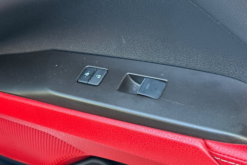 Toyota Camry Vehicle Full-screen Gallery Image 22
