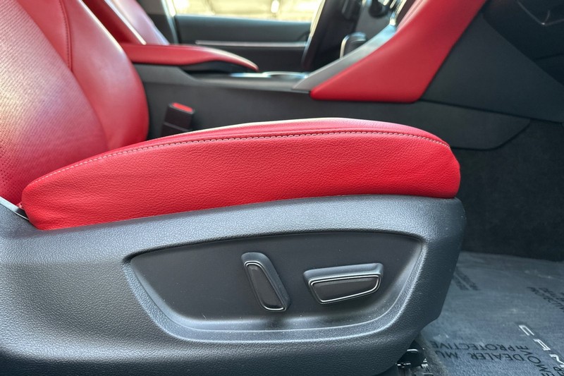 Toyota Camry Vehicle Full-screen Gallery Image 23
