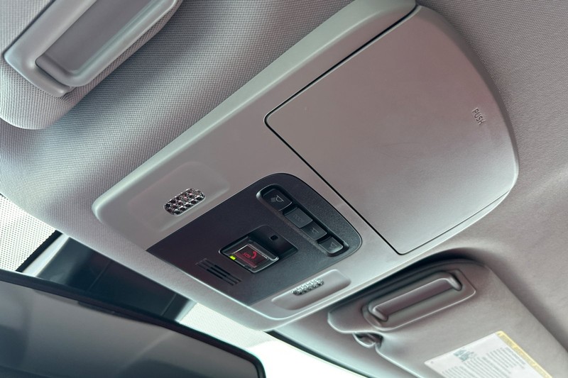 Toyota Camry Vehicle Full-screen Gallery Image 24