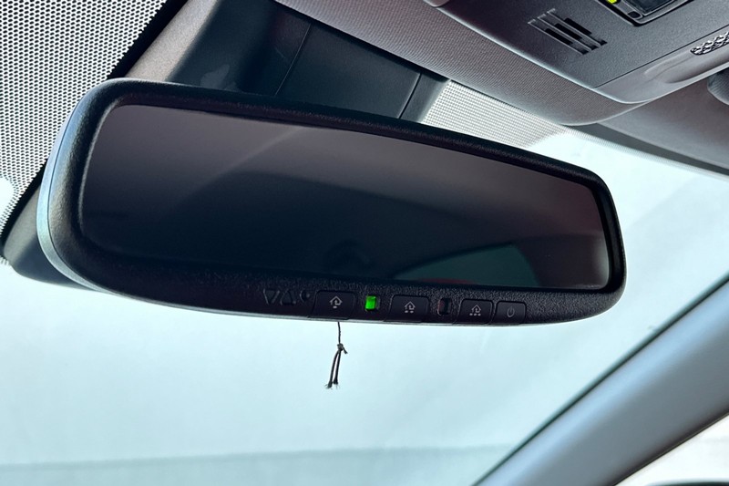 Toyota Camry Vehicle Full-screen Gallery Image 25