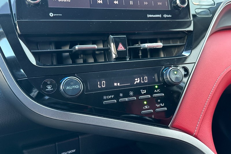 Toyota Camry Vehicle Full-screen Gallery Image 28